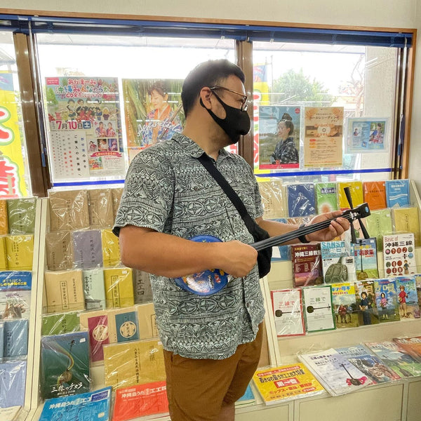 家族でご来店！息子さんとカンカラ三線をご購入いただきました〜♪