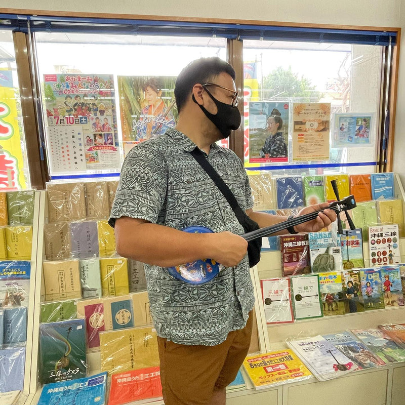 家族でご来店！息子さんとカンカラ三線をご購入いただきました〜♪