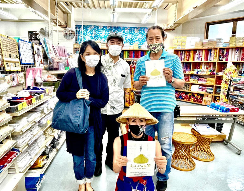 映画「むんじゅる笠」の監督と制作進行のお二人に来店していただけました〜！