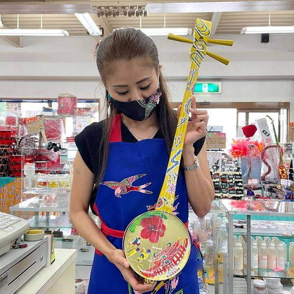 カンカラ三線に素敵な絵を書いてみました！