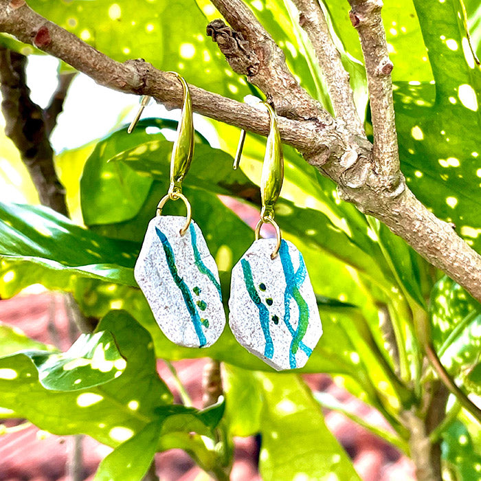 【ピアス＆イヤリング】やちむんブルー ポリマークレイピアス